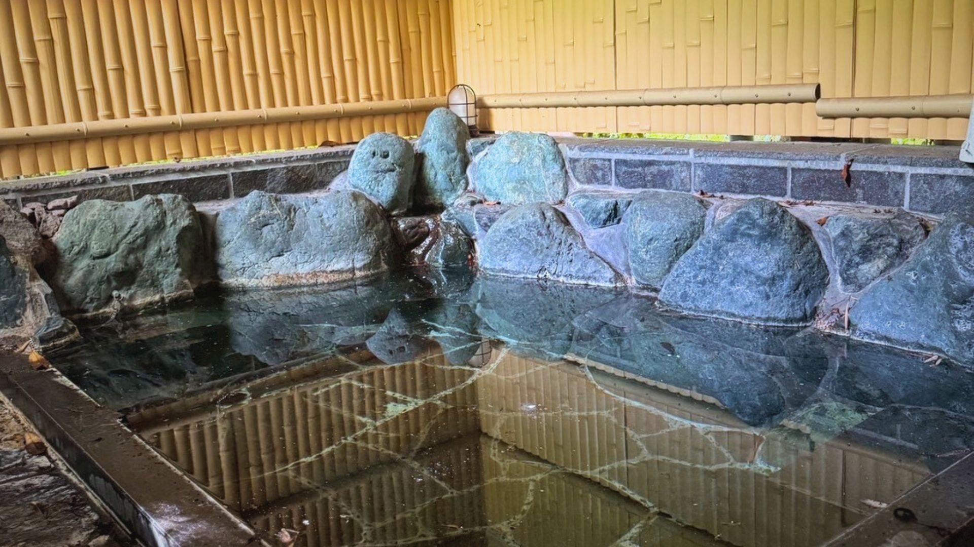 静かに湧く、癒しの湯。